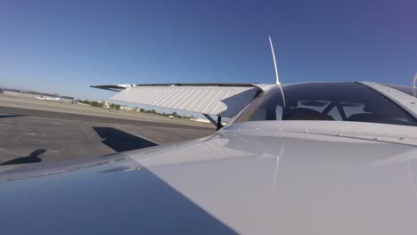 Pequeño-Avión-En-La-Pista-Del-Aeropuerto