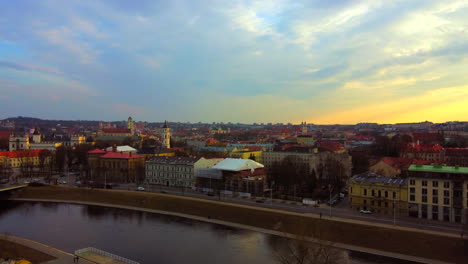Luftaufnahme-Der-Altstadt-Von-Vilnius-Bei-Sonnenuntergang-Bis-Zum-Fluss