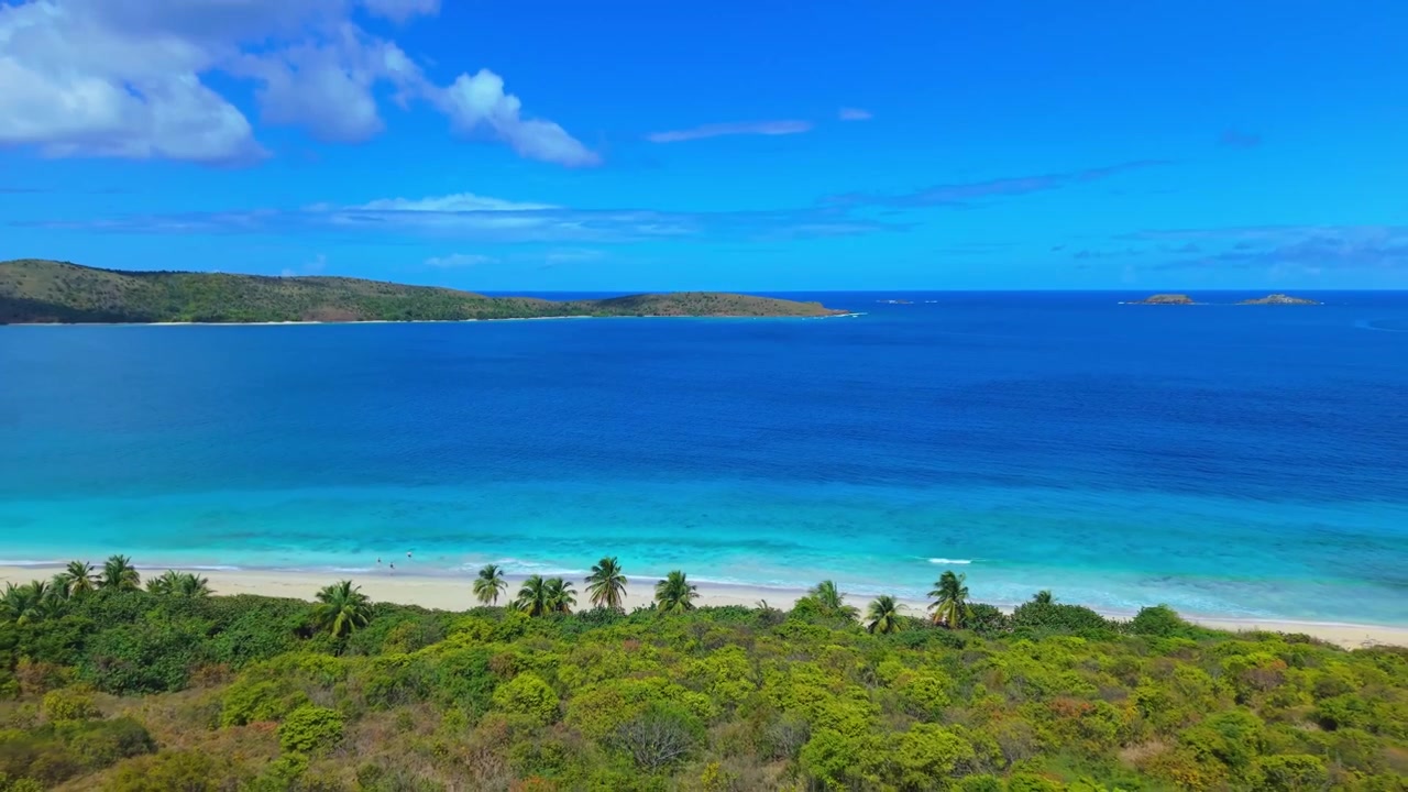 Riprese aeree con drone dall'alto di onde calme a Zoni Beach, Culebra.