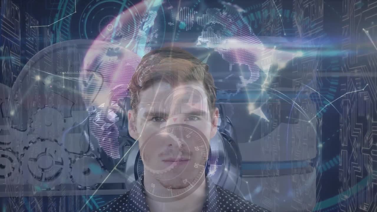 animación de formas moviéndose y sonriendo hombre de negocios caucásico sobre la sala del servidor