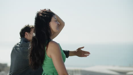 vista trasera de una joven pareja disfrutando de una espléndida vista al mar.