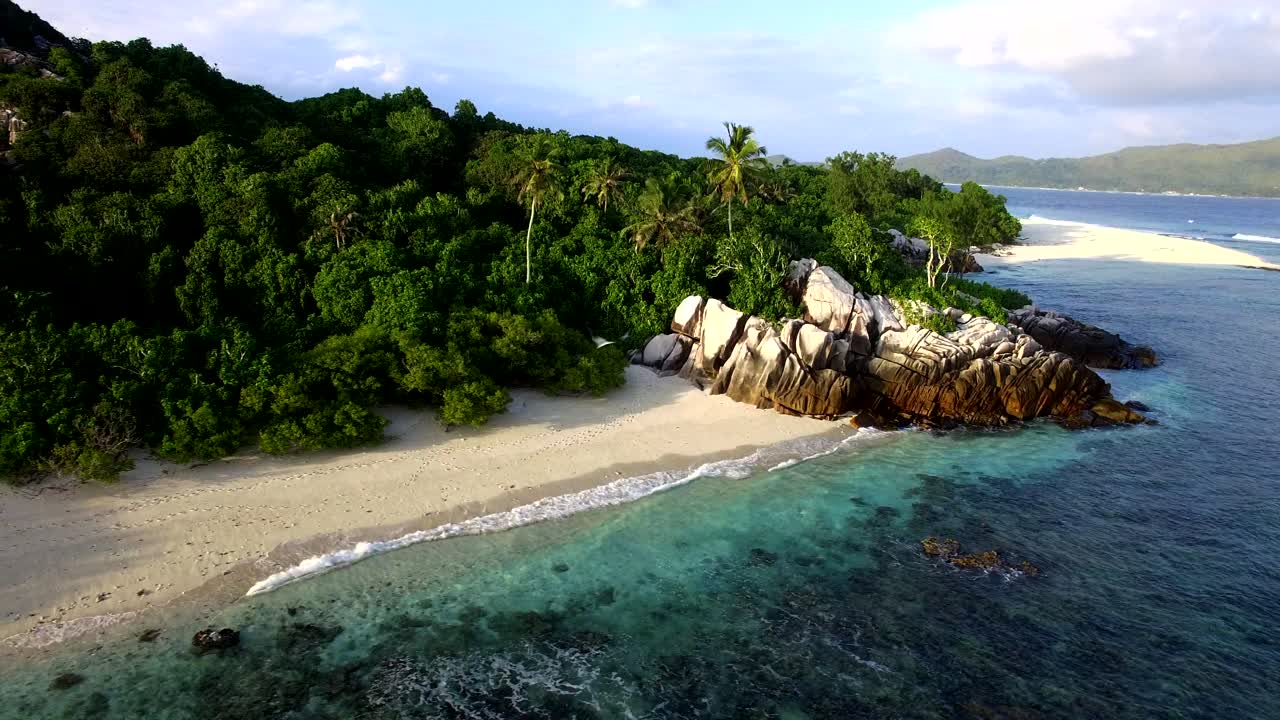 Panoramica aerea di una spiaggia appartata sull'Isola Cousin nelle Seychelles
