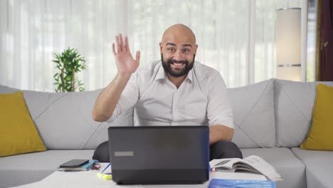 Hombre-Trabajador-De-Oficina-En-Casa-Saludando-A-La-Cámara.