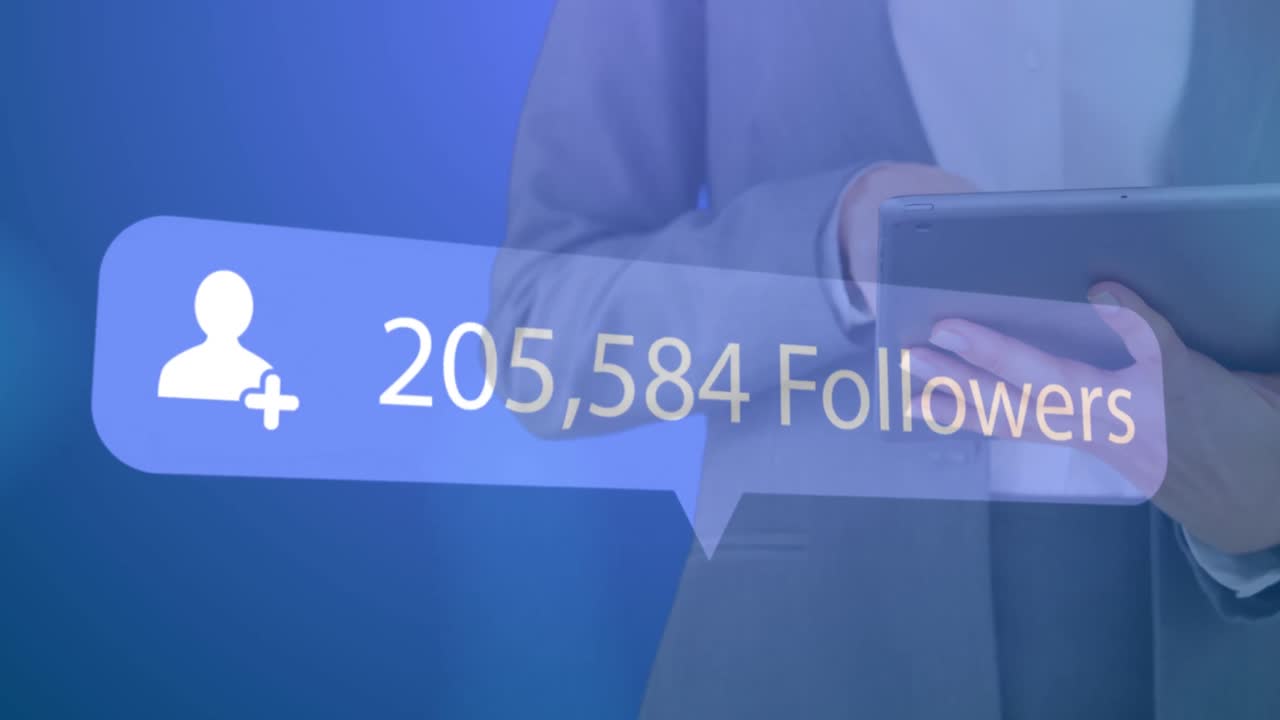 burbuja de discurso con seguidores texto con números crecientes contra la mujer de negocios que usa tableta digital