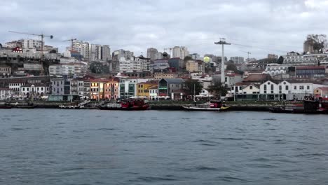 Cabinas-Del-Teleférico-Funicular-De-Vila-Nova-De-Gaia-Cruzando-Los-Edificios,-Porto