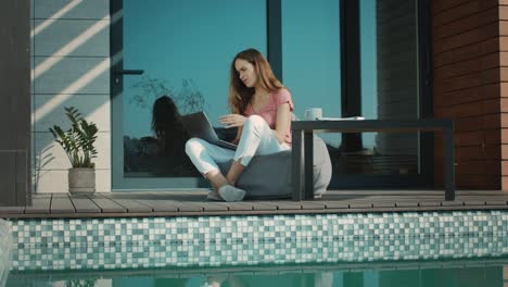 freelancer molesto por problemas de trabajo. trabajadora que siente problemas de negocios.