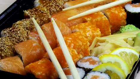 los rollos de sushi japoneses con palillos giran