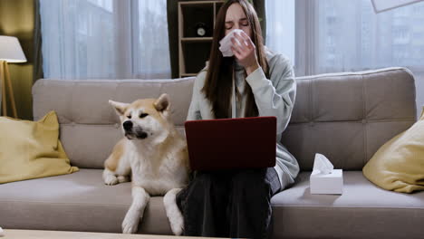 Woman-sitting-next-to-her-dog