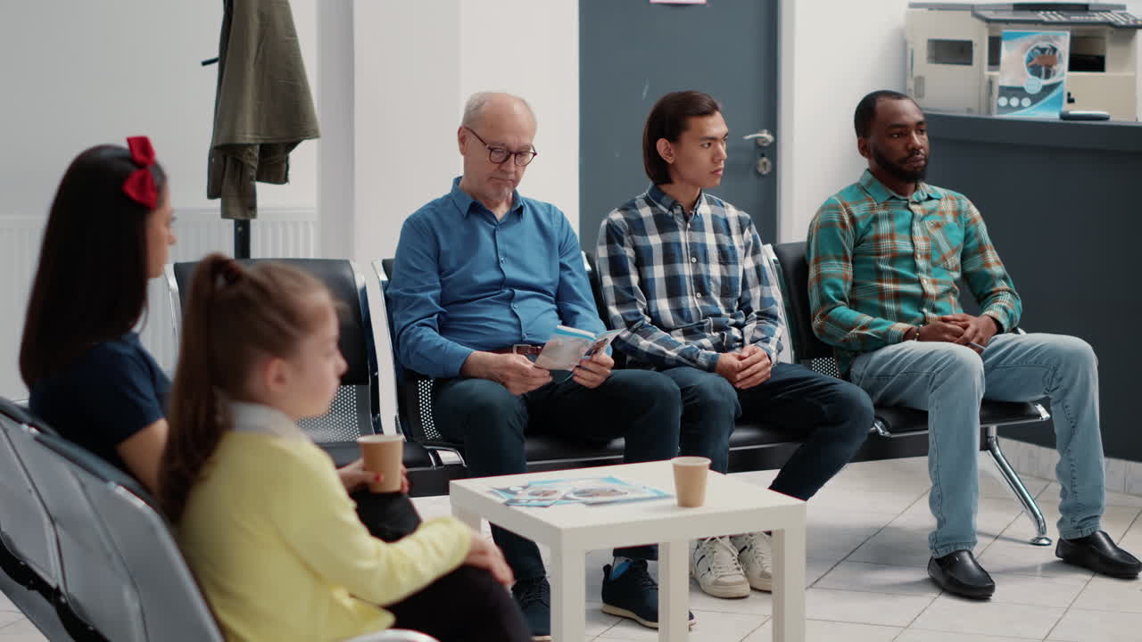 Folk, der venter i et venteværelse på et hospital