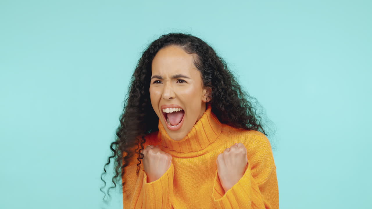 sí, animando y celebrando con la mujer negra