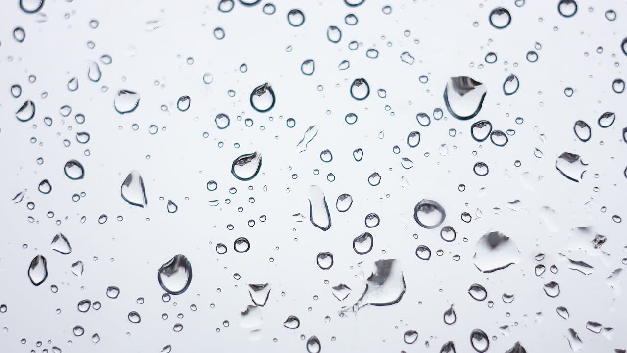 movimiento lento 4k. gotas de agua en vidrio limpio como fondo natural.