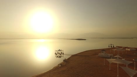 Heißer-Sonnenaufgang-Am-Strand-Des-Toten-Meeres