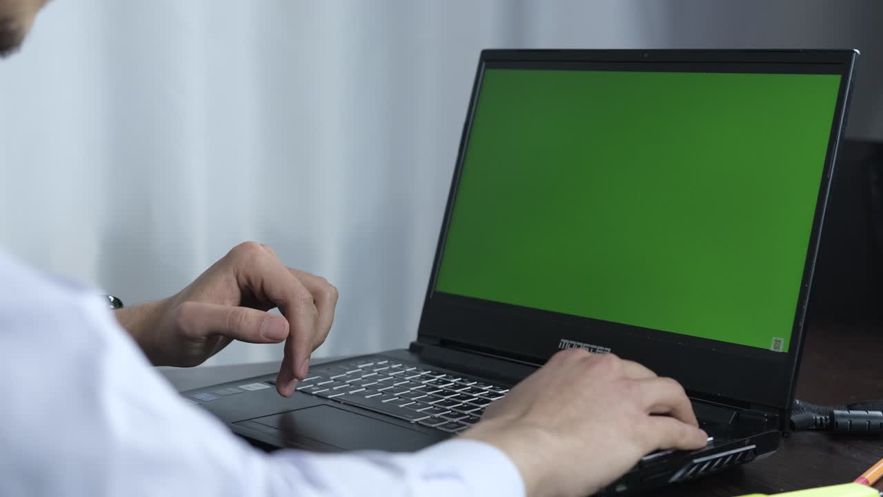trabajo en computadora de pantalla verde