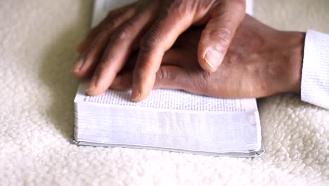 hombre rezando a dios con las manos junto con la biblia hombre caribeño rezando con fondo blanco metrajes