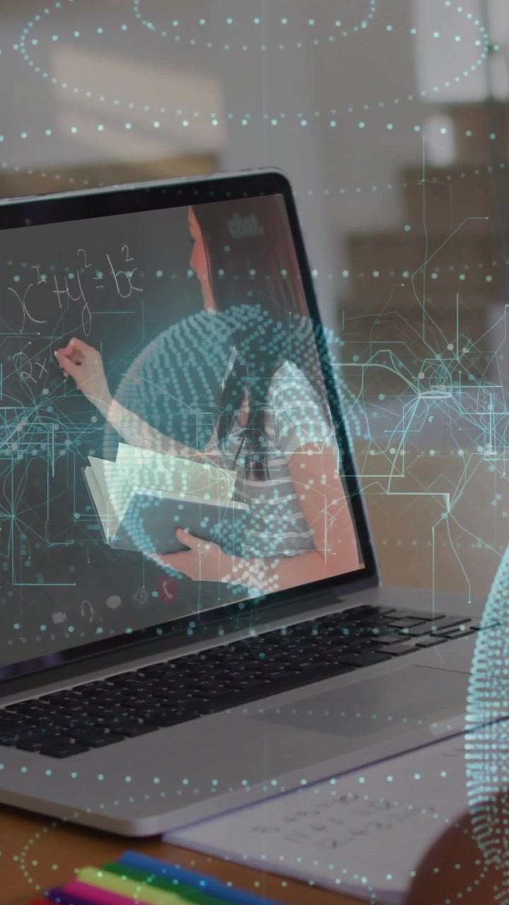Video vertical: Al inicio, un tutor sosteniendo notas y escribiendo matemáticas holográficas que se mueven en pantalla, mientras un aprendiz aprende.