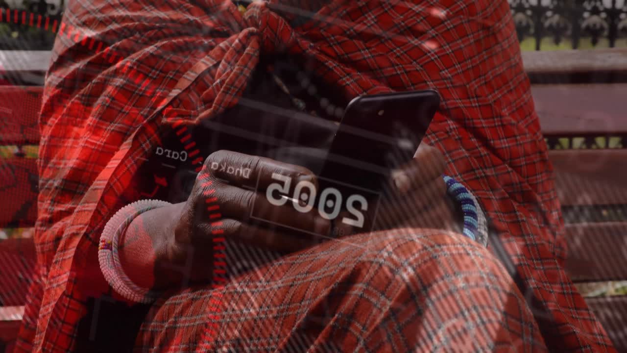 Uomo maturo che tocca lo smartphone analizzando dati digitali con grafici tecnologici che si animano su una panchina.