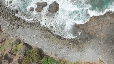 Obenliegende-Ansicht-Von-Wellen,-Die-Auf-Felsen-Spritzen