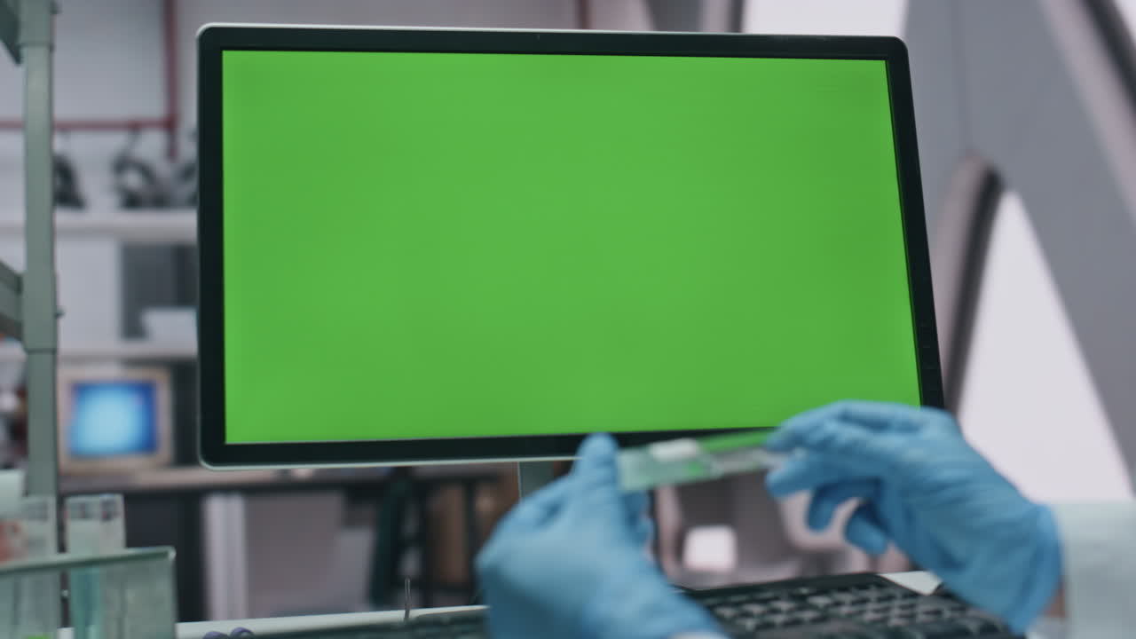 químico trabajando monitor de llave de croma en el laboratorio de cerca. científico en guantes