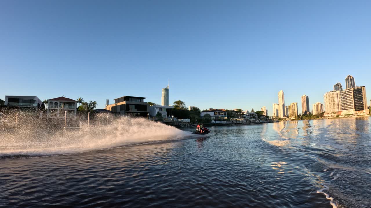 저녁 에 조용 한 강 을 가로질러 스피드 보트 를 타고