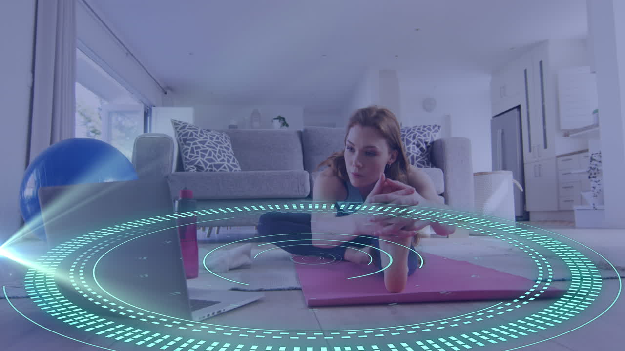 animación del procesamiento de datos sobre una mujer caucásica haciendo ejercicio, usando una computadora portátil