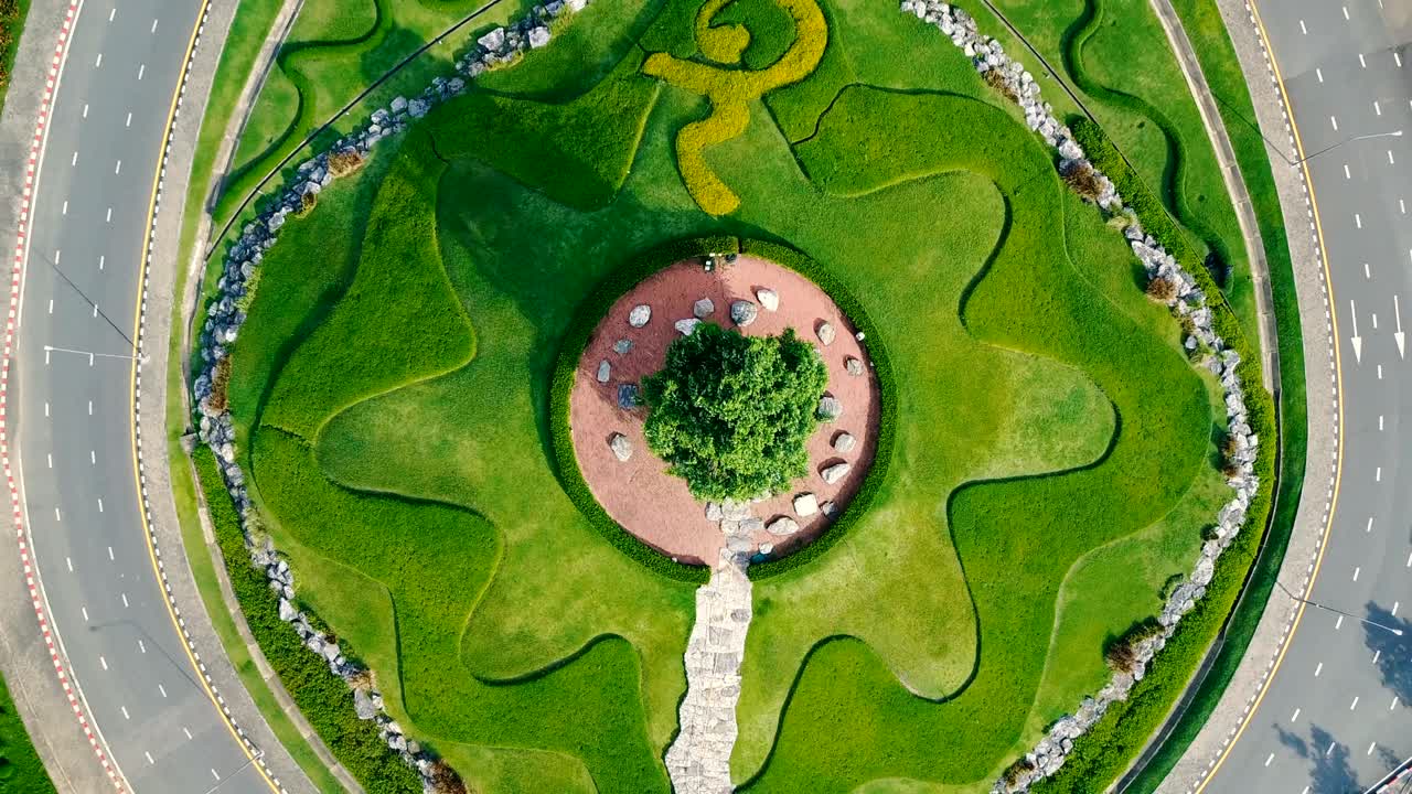 왕립 공원 라자프루크 정원 (국제 정원학 전시회 왕립 플로라 라차프루크) 의 아름다운 회전 도로 녹색 정원의 공중 풍경, 치앙마이, 태국.