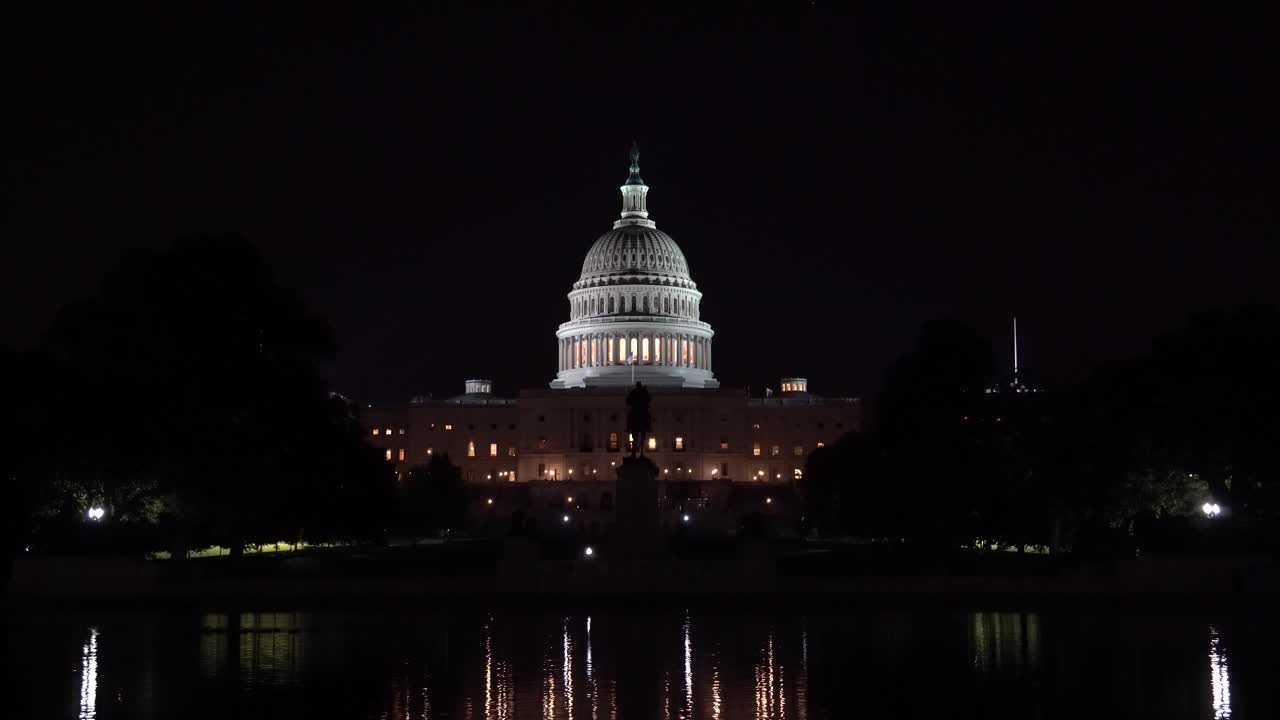 미국 국회 의사당 건물과 밤에 투표를 반영