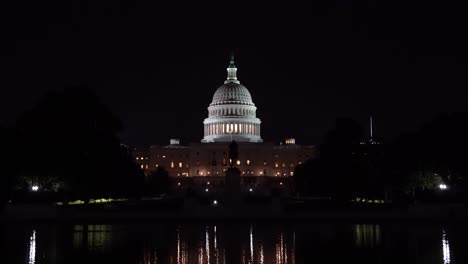 Edificio-Del-Capitolio-Estadounidense-Y-Encuesta-Reflectante-Por-La-Noche