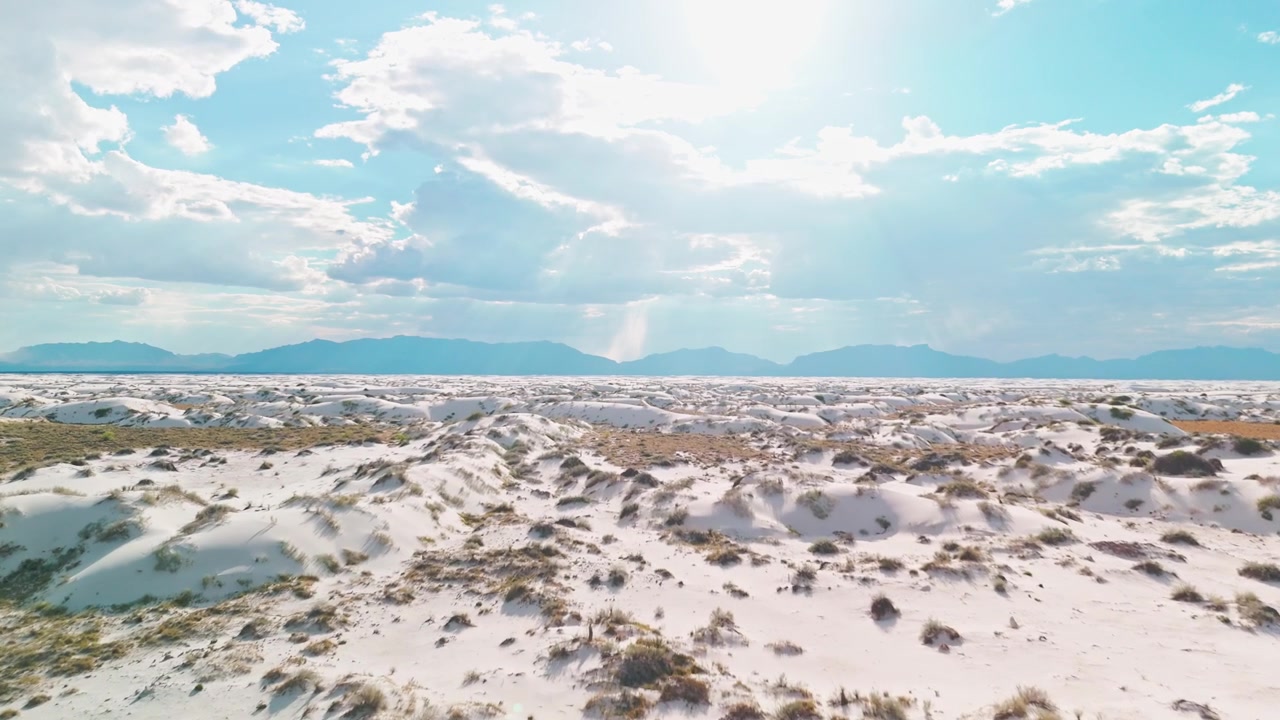 Vista aerea grandangolare con drone delle surreali dune di sabbia di gesso nel Parco Nazionale di White Sands, Nuovo Messico. Cattura la geologia desertica unica, le texture di un bianco intenso e il vasto paesaggio arido e incontaminato.