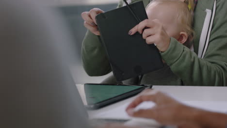 personas de negocios que se reúnen líder de equipo caucásico mujer madre sosteniendo bebé hablando con colegas discutiendo proyecto corporativo multitarea en el lugar de trabajo de la oficina moderna