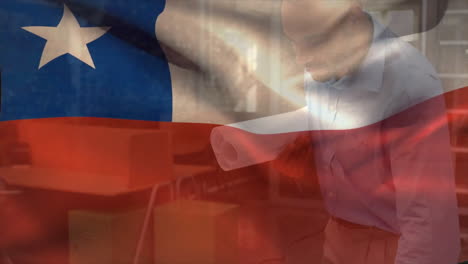 animación de la bandera de chile sobre ingeniero biracial con planos inspeccionando el plano del piso