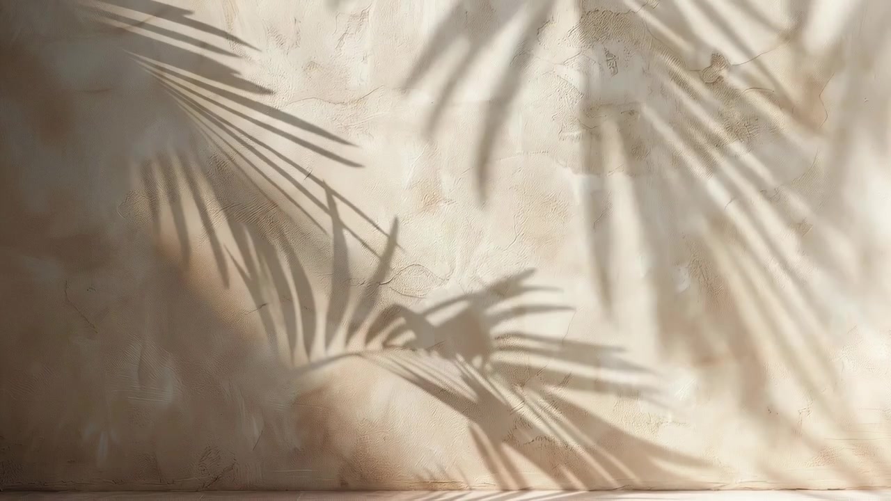 Tenui ombre di foglie di palma che ondeggiano su una parete strutturata