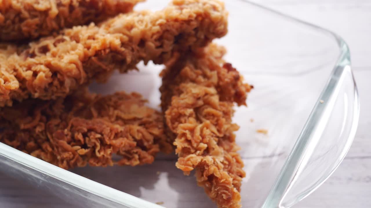 접시에  ⁇ 긴  ⁇ 고기 필레를 손으로 고르세요.