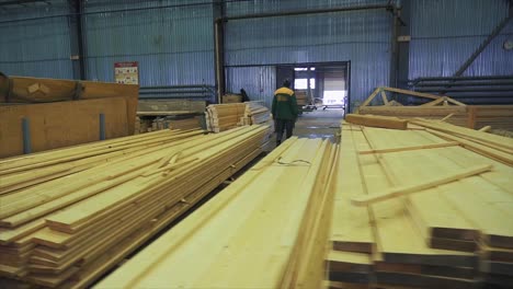 almacén de madera y trabajador