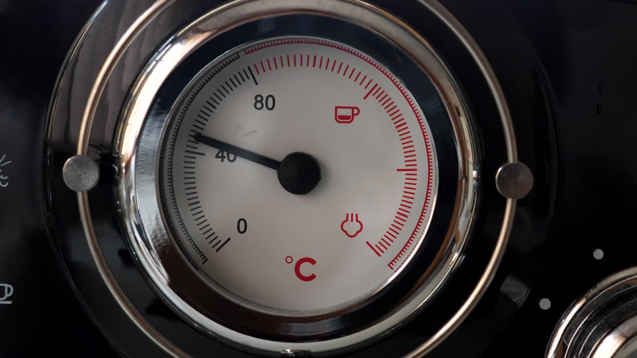 슬로우 모션 커피 머신 온도 다이얼이 가열되어 섭씨 온도에서 신선한 양조를 만듭니다.