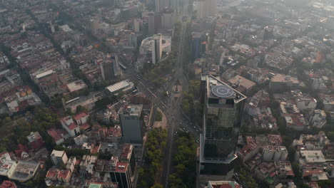 Vista-Aérea-Del-Tráfico-Pesado-En-Las-Calles-De-La-Ciudad.-Hacia-Adelante-Volar-Y-Tiro-Inclinado-Hacia-Abajo-De-Varios-Cruces-En-El-Centro-De-La-Ciudad.-Ciudad-De-México,-México.