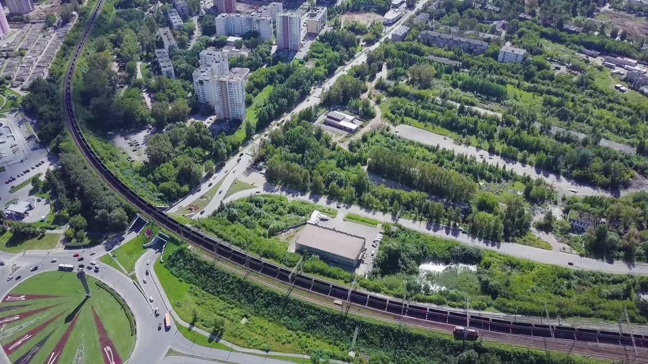 순환 운동으로 도로의 상단 뷰. 클립. 도시에서 순환 운동의 상부 뷰