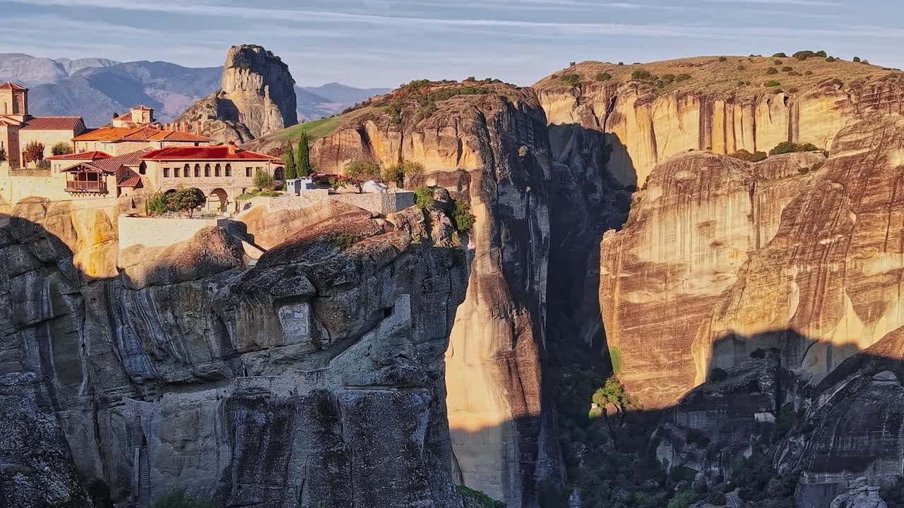Los monasterios de Meteora, ubicados en Grecia, atraen a muchos visitantes a diario