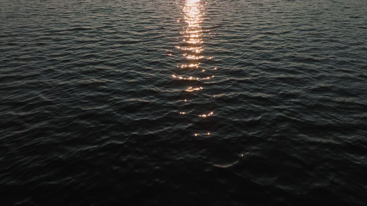 vistas aéreas de un lago al atardecer en carolina del norte