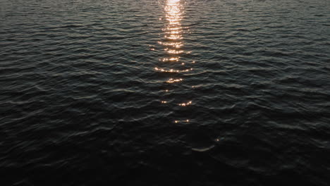 Vistas-Aéreas-De-Un-Lago-Al-Atardecer-En-Carolina-Del-Norte