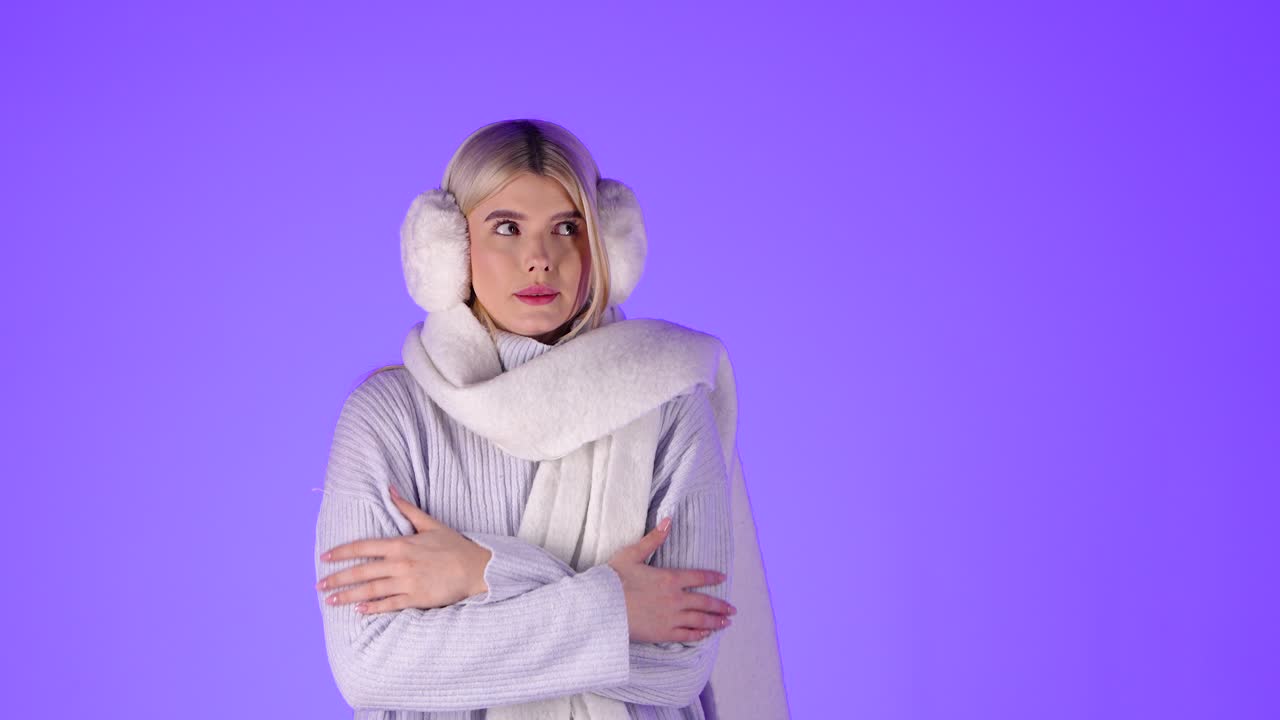 겨울 옷을 입은 젊은 금발 여성, 추운 느낌, 다채로운 스튜디오 초상화