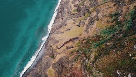 Vista-De-Drones-En-El-Océano-Y-El-Acantilado-En-Madeira,-Ponta-Do-Pargo