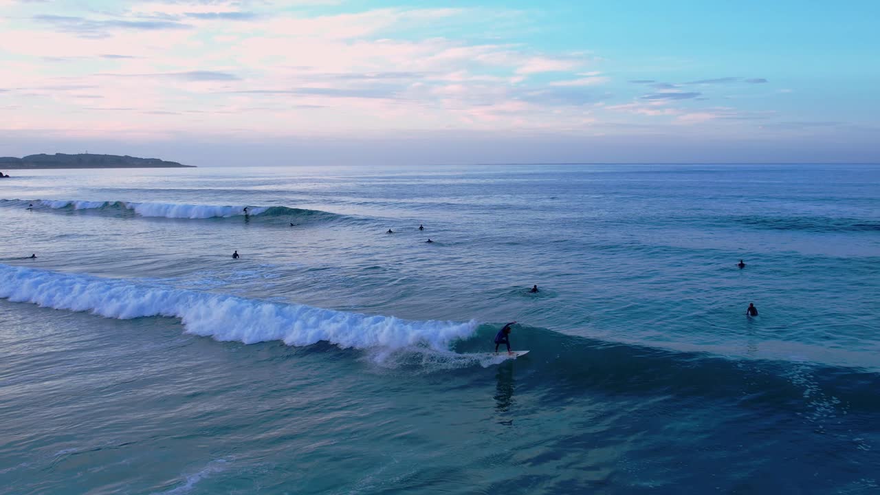 vista aérea de un surfista montando la ola en la playa de berria en cantábrico, españa