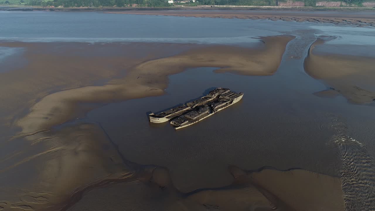 Due mercantili naufragati fianco a fianco nel fango dell'estuario