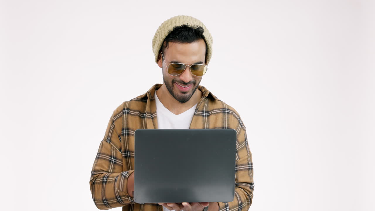 sonrisa, hombre y portátil en el estudio para las redes sociales