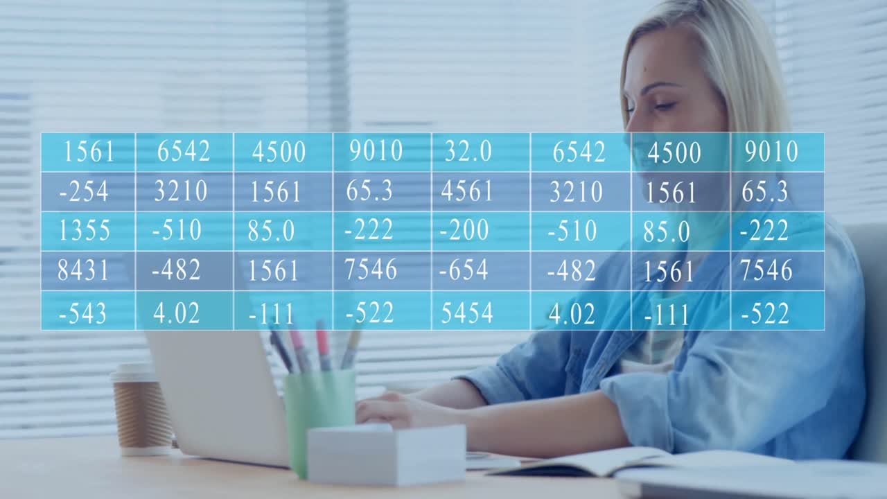 animación de una mesa con números sobre una mujer caucásica trabajando en una computadora portátil en la oficina.