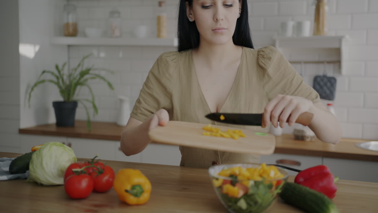 mujer preparando una ensalada en una cocina