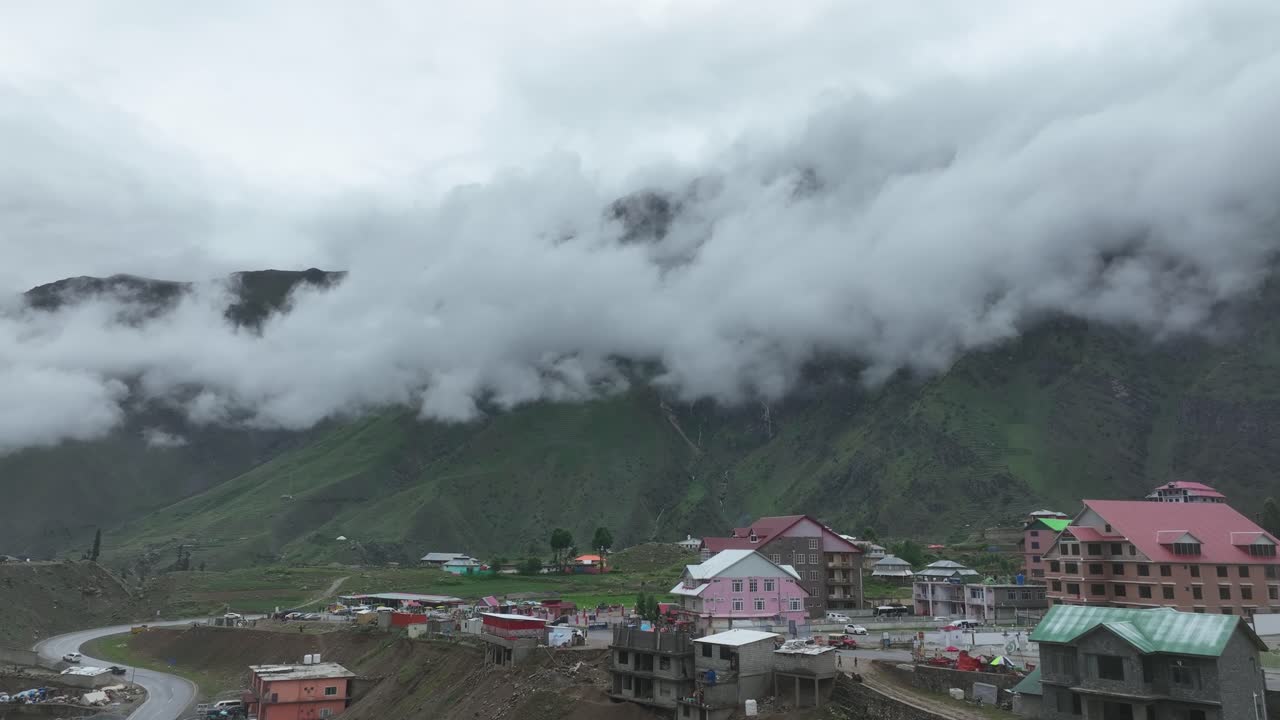 vista aérea panorámica de la autopista batakundi naran con la vista de la cordillera cubierta de nubes