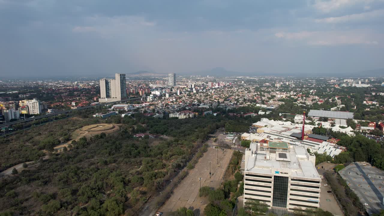 foto lateral de la pirámide azteca de cuicuilco en el sur de la ciudad de méxico durante la puesta de sol