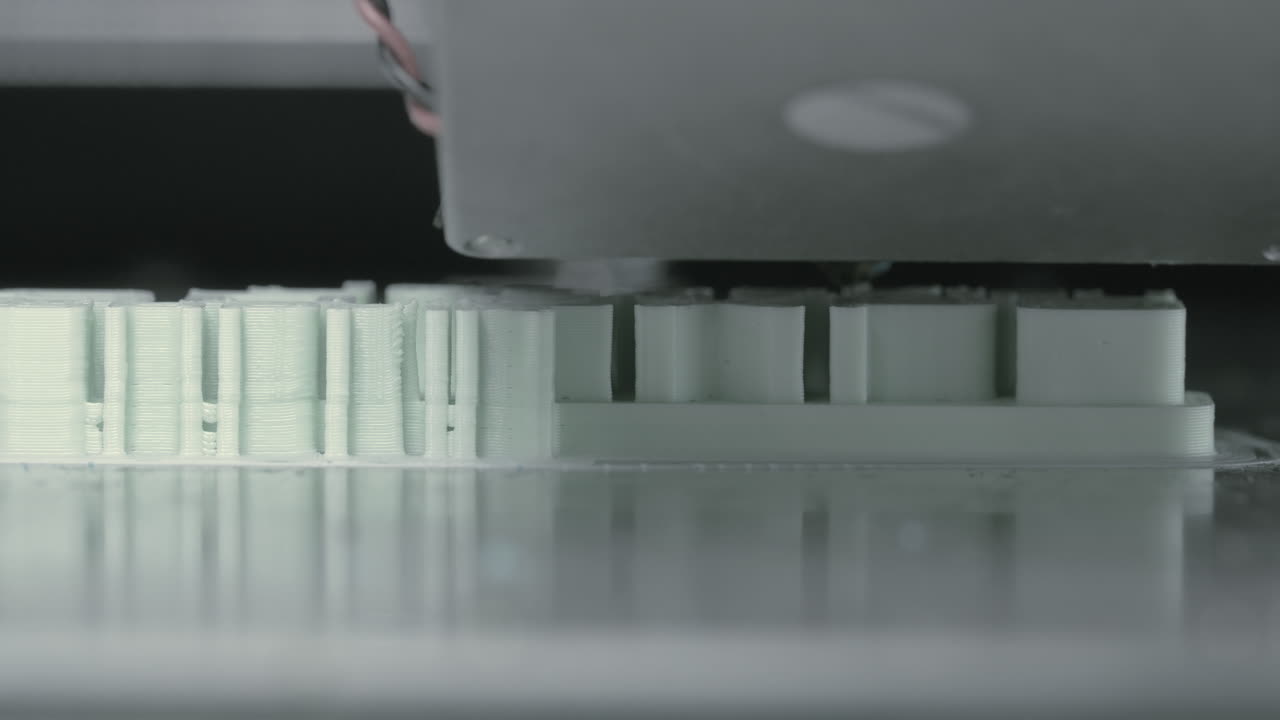 3d 프린터가 색 플라스틱 물체를 만드는 메커니즘의 극단적인 클로즈업 뷰