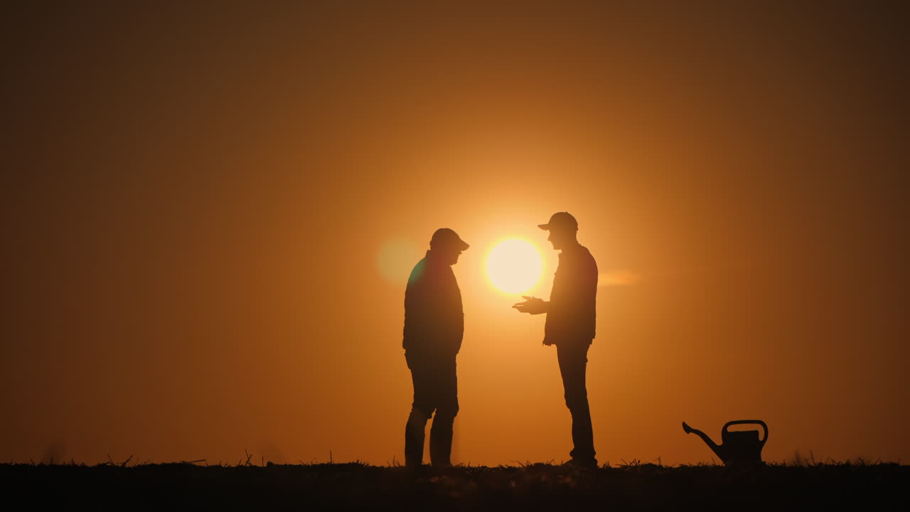 Agricoltori che discutono al tramonto